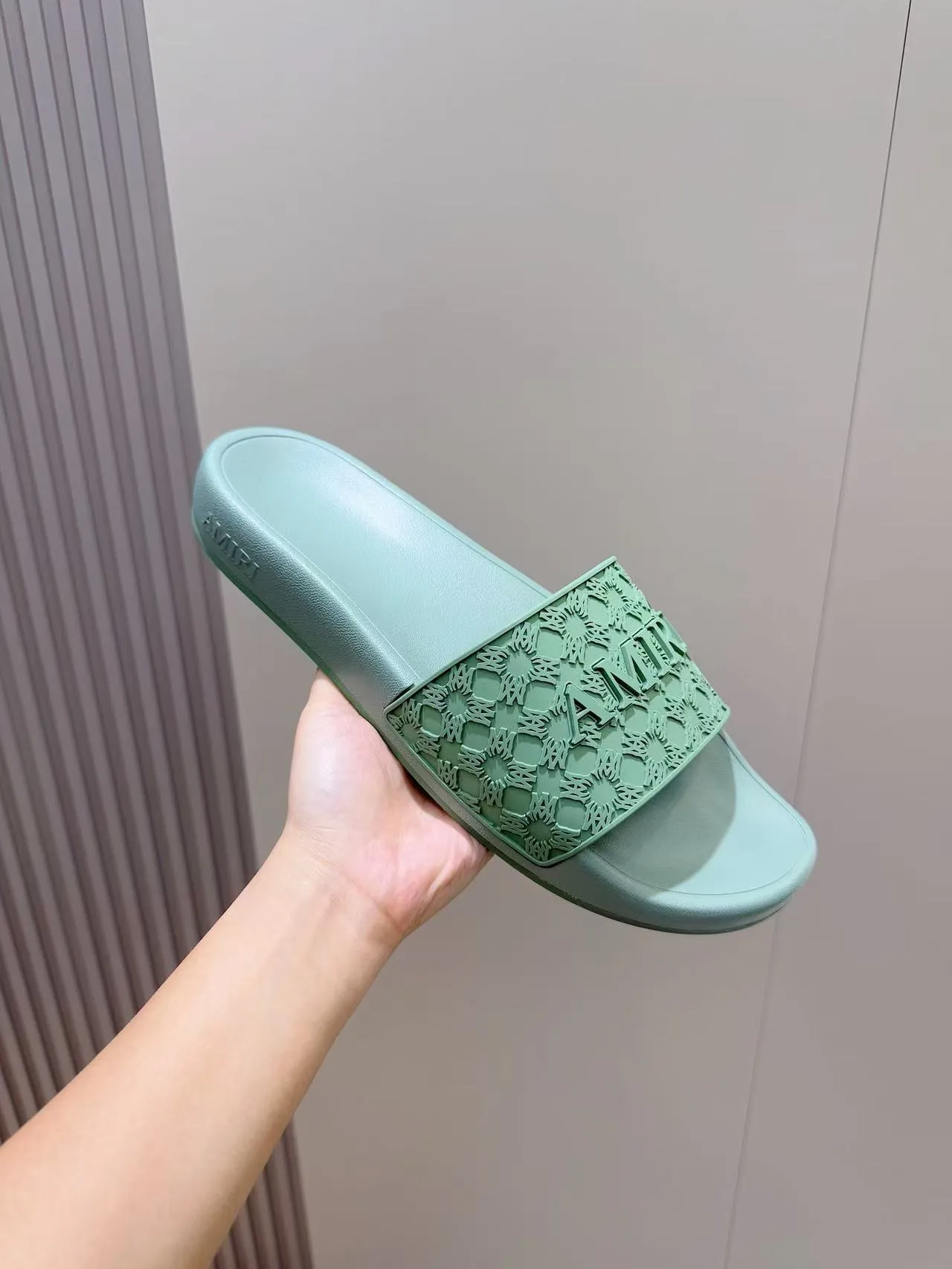 [AMIRI* Emil] P: 300💰 Size: 39-45 Official website new original 1:1 AMIRI* Emil classic men's slippers, high-end boutique, original material, TPU upper, foam bottom, fine workmanship, casual, loose and comfortable, a must-have in summer.